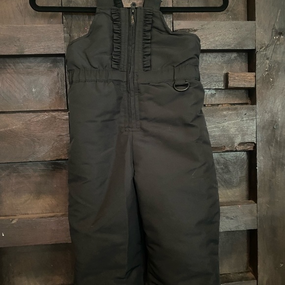 Wonder Kids ski bib! 2T bib has front zipper with scalloped trim - Picture 2 of 4